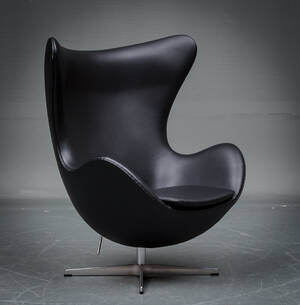 Arne Jacobsen. Hvilestol ægget i sort classic læder 