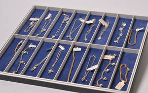 Salgsbakke med børnearmbånd