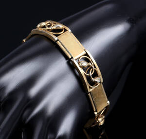 V. Kragh, Fanø. Leddelt armbånd af forgyldt sølv.