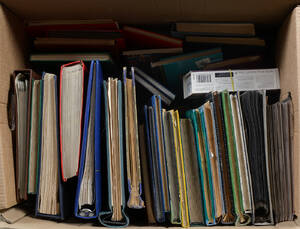 1 flyttekasse med frimærker