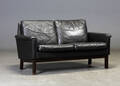 Dansk møbelproducent. To-pers. sofa, sort læder 