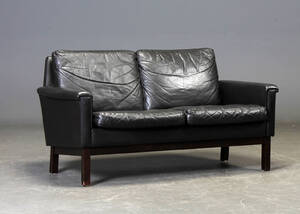 Dansk møbelproducent. To-pers. sofa, sort læder 