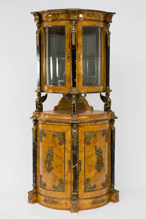 Eckschrank im Stil des Barock