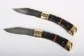 To håndlavede jagtknive med sorte greb i horn, damaceret stål klinger. 2