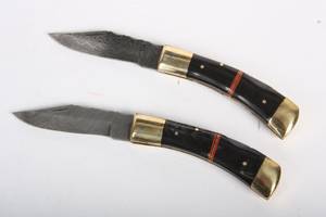 To håndlavede jagtknive med sorte greb i horn, damaceret stål klinger. 2