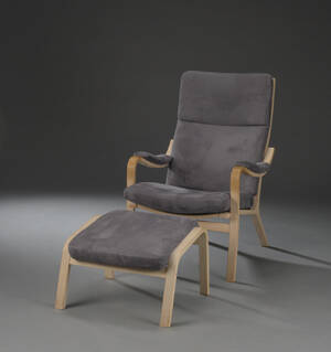 Lænestol med skammel af formspændt bøgetræ. 2.