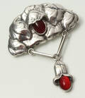 Bernhard Hertz. Skønvirke broche af sølv og karneol 