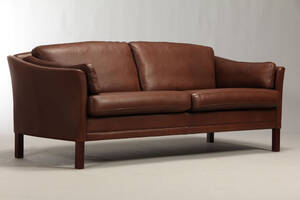 Ukendt møbelproducent. To½ pers. sofa betrukket med skind.