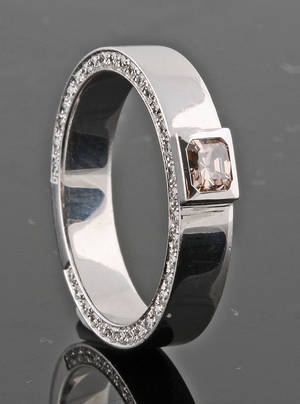 18K Square-cut Diamond Ring with side diamonds approx.0.65 ct with IGI Coloured Report