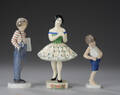 En samling på tre figurer af fajance og porcelæn 3.