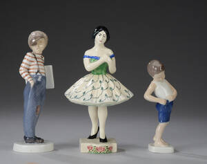 En samling på tre figurer af fajance og porcelæn 3.