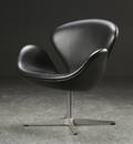 Arne Jacobsen. Svanen, lænestol, sort læder  Denne vare er sat til omsalg under nyt varenummer 4527894