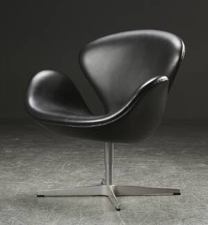 Arne Jacobsen. Svanen, lænestol, sort læder  Denne vare er sat til omsalg under nyt varenummer 4527894