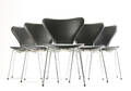 Arne Jacobsen. Sæt på seks ´syver´stole betrukket med sort læder 6 