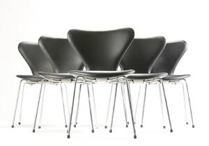 Arne Jacobsen. Sæt på seks ´syver´stole betrukket med sort læder 6