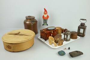 PARTI med bl.a. lykta, tomtefigurin, svepask, flaska, handspegel