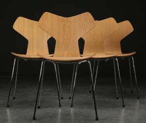 Arne Jacobsen. Sæt på fire Grand Prix stole i eg, model 3130 4