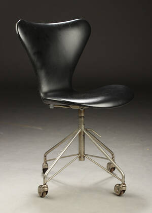 Arne Jacobsen, 7er kontorstol, sort skind