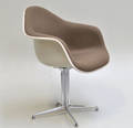 Charles Eames 1907 - 1978. Armstol La Fonda, brun hopsak
