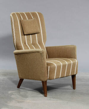 Dansk Møbelproducent polstret lænestol med tilspidsede ben af lakeret bøg.