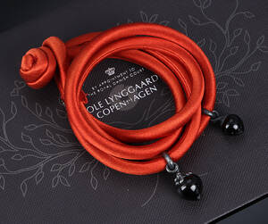 Ole Lynggaard. To Dew Drops-charms, stor og lille, i sterlingsølv med onyx samt et silkearmbånd 3