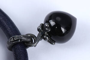 Ole Lynggaard. Filigran Dew Drops-charm, stor, i sterlingsølv med onyx samt et læderarmbånd 2