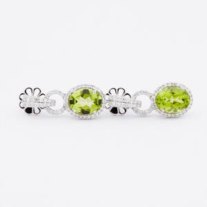Örhängen i 18 k vitguld peridoter och diamanter