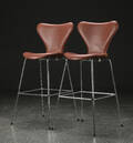 Arne Jacobsen. Par Syver barstole i chokoladebrun læder, model 3197 2 