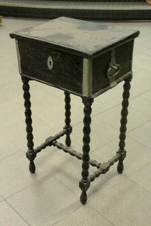 Skrin, på benställning