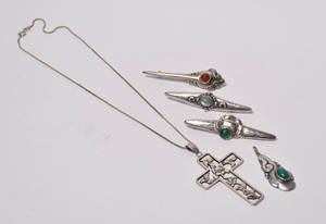 3 Skønvirkebrocher og vedhæng - samt halskæde med vedhæng 5