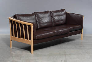 Dansk møbelproducent. Tre-personers sofa med stel og tremmesider af lakeret bøgetræ