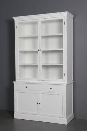 To-delt vitrineskab i hvid antikbemalet træ. 2