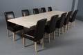 Stort spisebord i sæbebehandlet eg m to tillægsplader samt ti stole i brunt læder 13