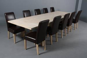 Stort spisebord i sæbebehandlet eg m to tillægsplader samt ti stole i brunt læder 13