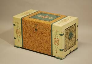 KISTA 1800-TAL SENARE BEMÅLNING BR 84 DJ 44 HÖ 48 CM