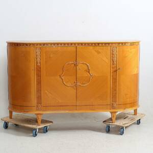 SERVERINGSSKÅP. Skuren dekor, 1900-talets första del.