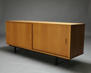 Dansk møbelproducent. Fritstående lav skænk