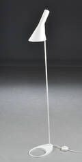 Arne Jacobsen. AJ standerlampe af hvidlakeret metal Denne vare er sat til omsalg under nyt varenummer 4946621