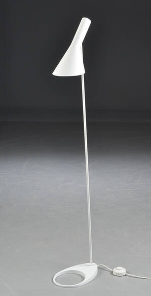 Arne Jacobsen. AJ standerlampe af hvidlakeret metal Denne vare er sat til omsalg under nyt varenummer 4946621