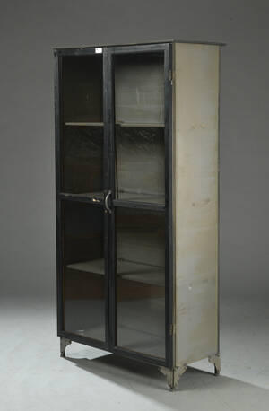 Industrielt design, metal vitrineskab.