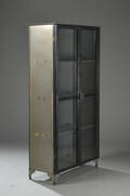 Industrielt design, metal vitrineskab. 