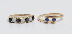 2 vintageringe af guld, ene med safirer, anden med opaler og safirer 2