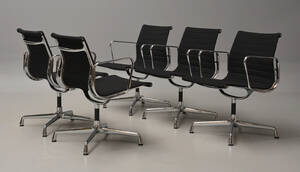 Charles Eames. Et sæt på fem kontorstole med sort hopsak, model EA-107. 5