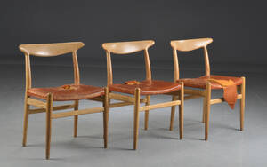 Hans J. Wegner. Et sæt på tre stole, model W2 3