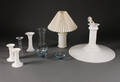 Samling Holmegaard. Pendel, bordlampe, fire vaser, to lysestager samt askebægre 9
