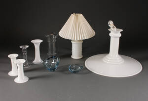 Samling Holmegaard. Pendel, bordlampe, fire vaser, to lysestager samt askebægre 9