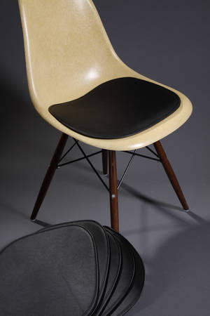 Hyndesæt af sort læder til Charles Eames skalstole 6