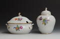 Royal Copenhagen. Saxisk Blomst, terrin samt krukke af porcelæn 2