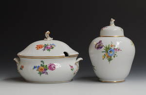 Royal Copenhagen. Saxisk Blomst, terrin samt krukke af porcelæn 2
