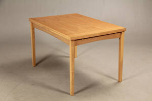 Dansk møbelproducent. Spisebord af fineret træ Denne vare er sat til omsalg under nyt varenummer 4708648